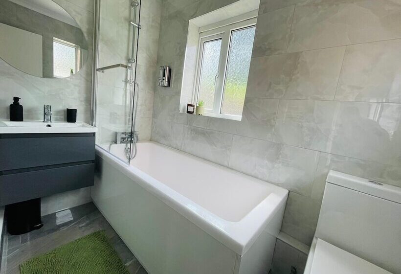 דירת נופש Lovely 4 Bed House In Luton