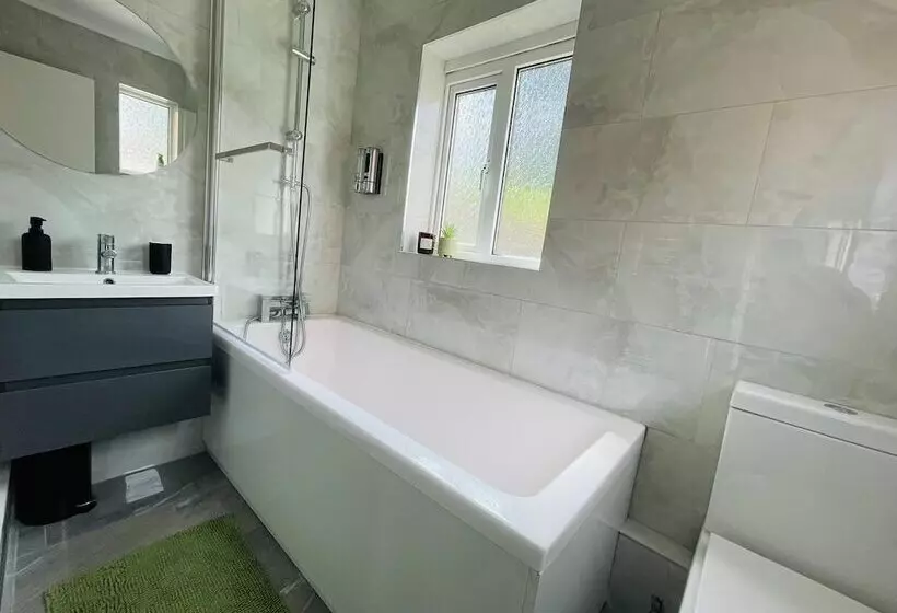 Residenssi Lovely 4 Bed House In Luton