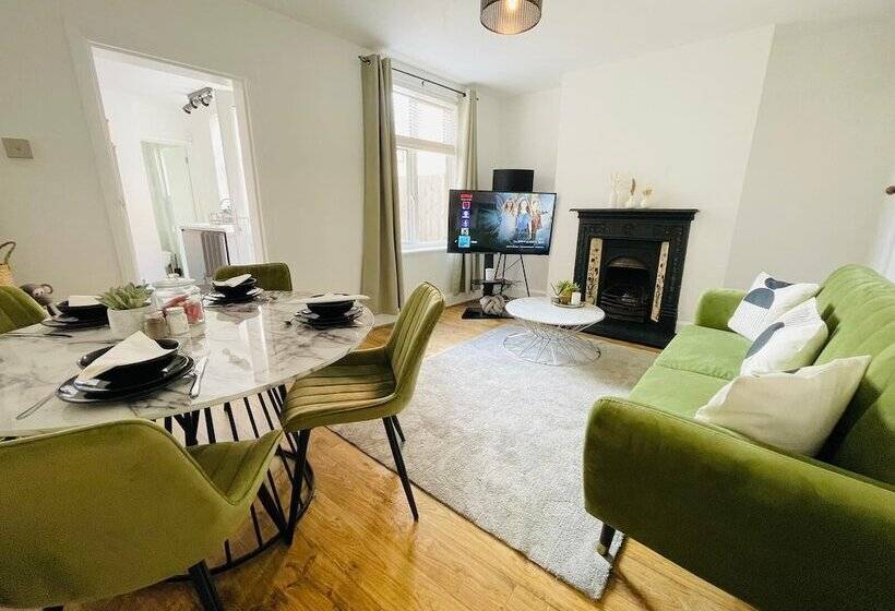 דירת נופש Lovely 4 Bed House In Luton