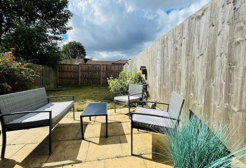 דירת נופש Lovely 4 Bed House In Luton