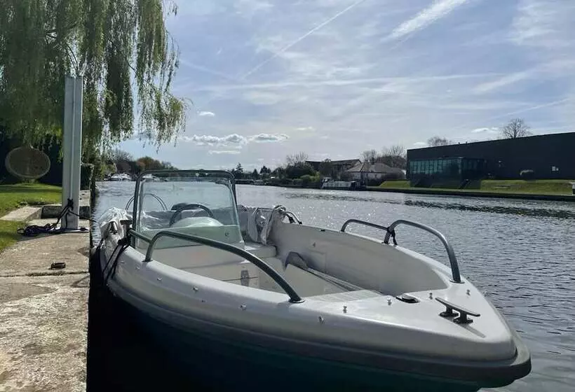 River View Guest House, Jacuzzi, Boat, Fire Hire