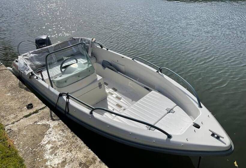 River View Guest House, Jacuzzi, Boat, Fire Hire