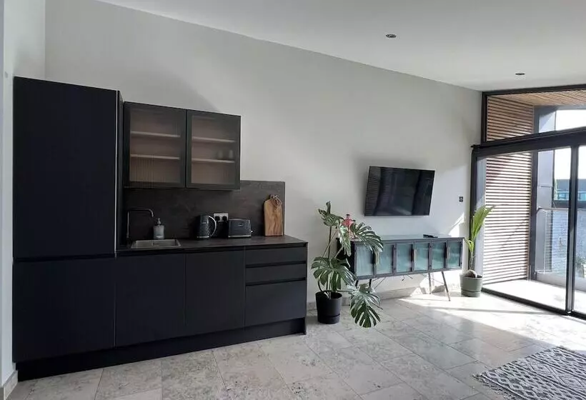 River View Guest House, Jacuzzi, Boat, Fire Hire