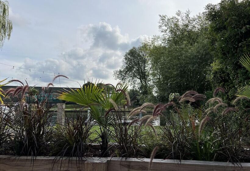 River View Guest House, Jacuzzi, Boat, Fire Hire