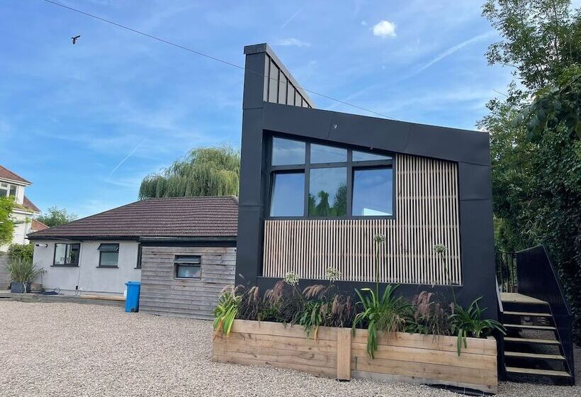 River View Guest House, Jacuzzi, Boat, Fire Hire