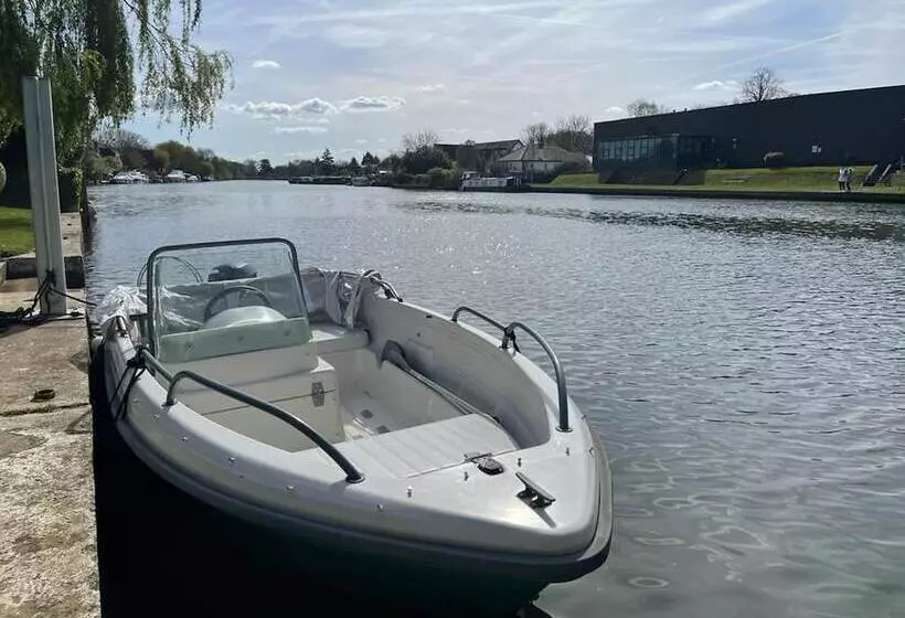 River View Guest House, Jacuzzi, Boat, Fire Hire
