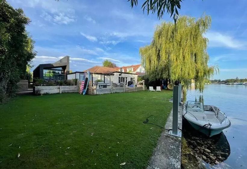 River View Guest House, Jacuzzi, Boat, Fire Hire