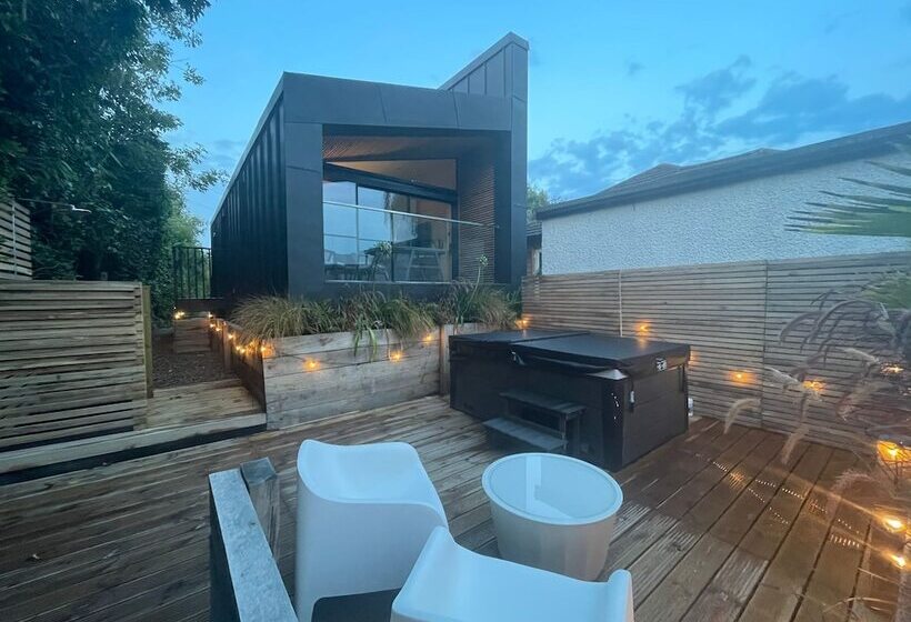 River View Guest House, Jacuzzi, Boat, Fire Hire