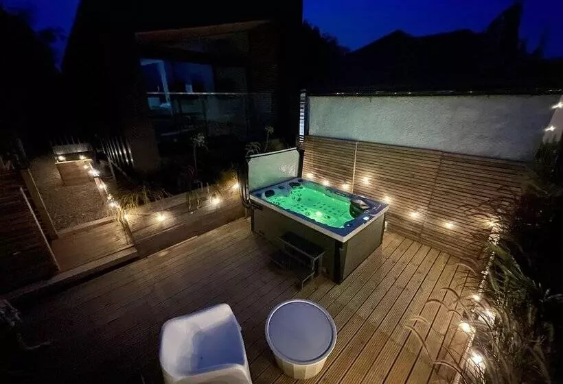 River View Guest House, Jacuzzi, Boat, Fire Hire