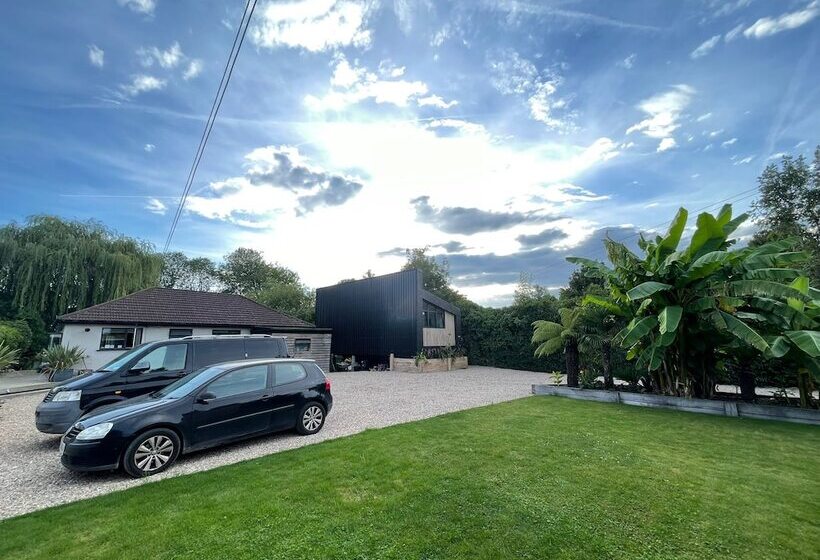 River View Guest House, Jacuzzi, Boat, Fire Hire