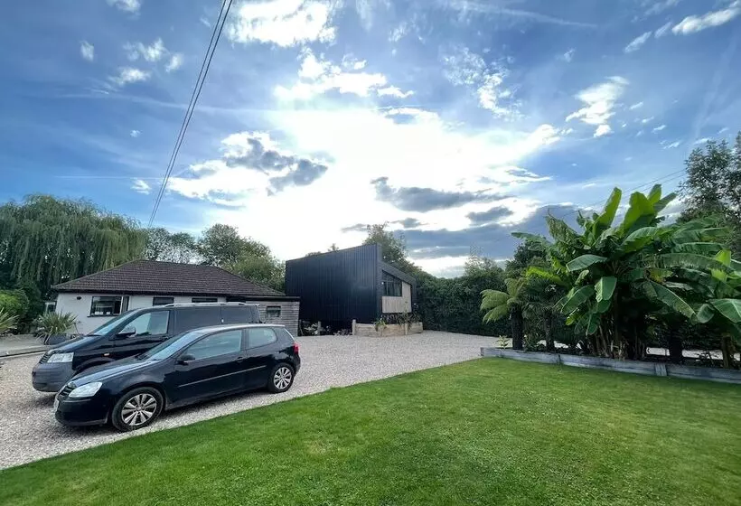 River View Guest House, Jacuzzi, Boat, Fire Hire