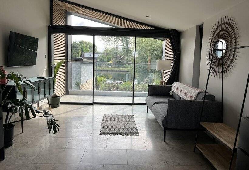 River View Guest House, Jacuzzi, Boat, Fire Hire