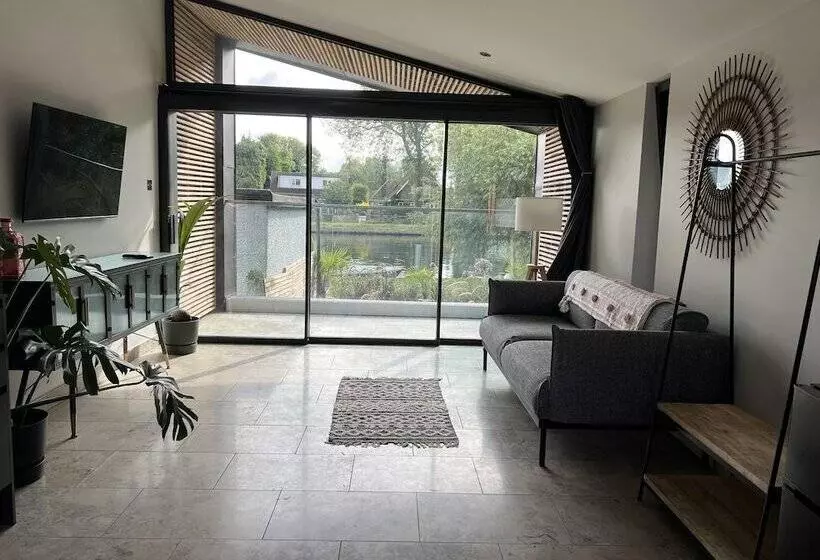 River View Guest House, Jacuzzi, Boat, Fire Hire