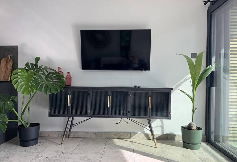 River View Guest House, Jacuzzi, Boat, Fire Hire