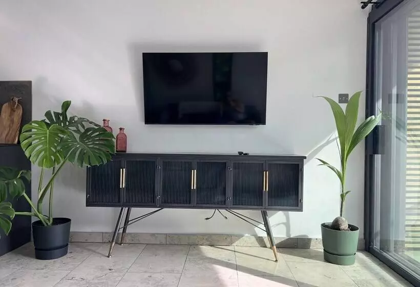 River View Guest House, Jacuzzi, Boat, Fire Hire