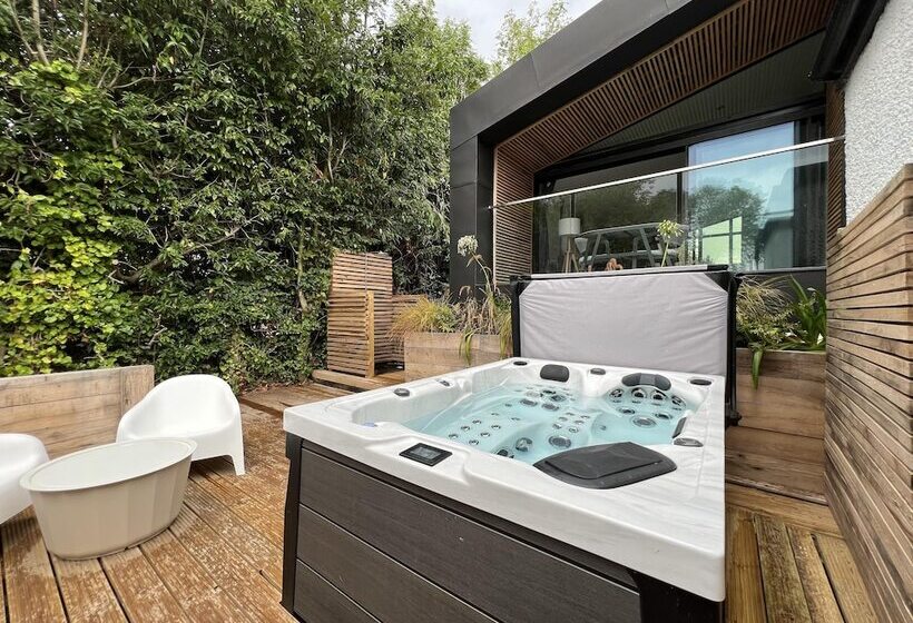 River View Guest House, Jacuzzi, Boat, Fire Hire