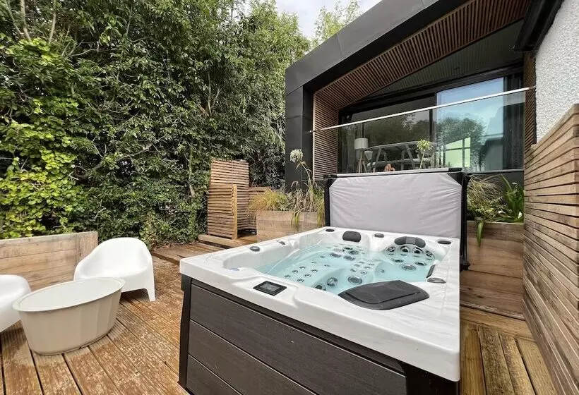 River View Guest House, Jacuzzi, Boat, Fire Hire