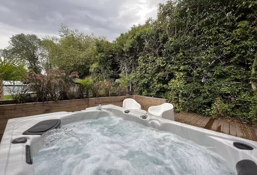 River View Guest House, Jacuzzi, Boat, Fire Hire