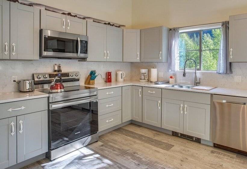 Riverfront Ouray Vacation Home ~ 1 Mi To Downtown!