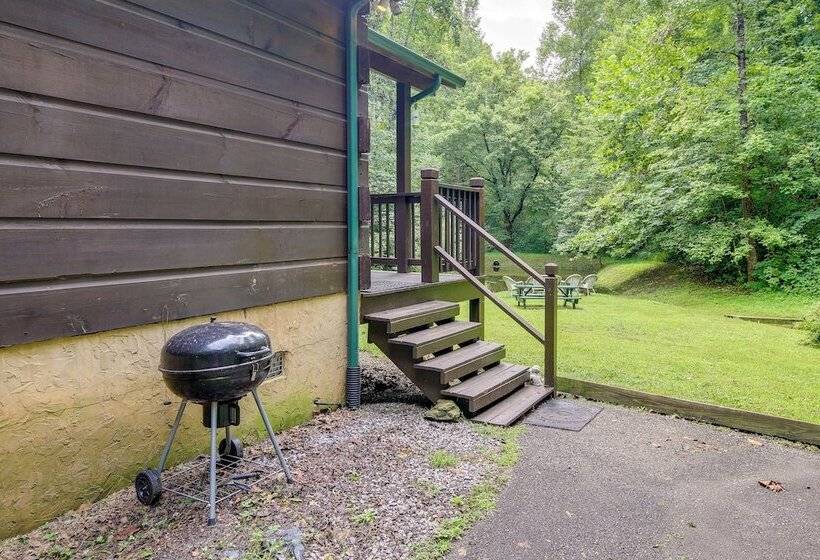 Sevierville Cabin W/ Hot Tub & Outdoor Amenities!