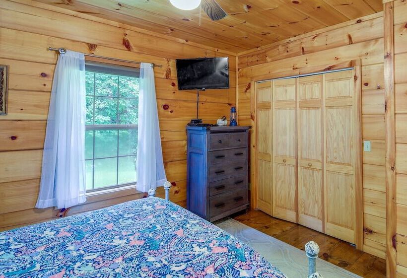 Sevierville Cabin W/ Hot Tub & Outdoor Amenities!