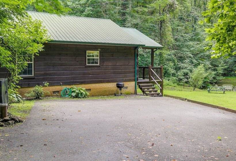 Sevierville Cabin W/ Hot Tub & Outdoor Amenities!