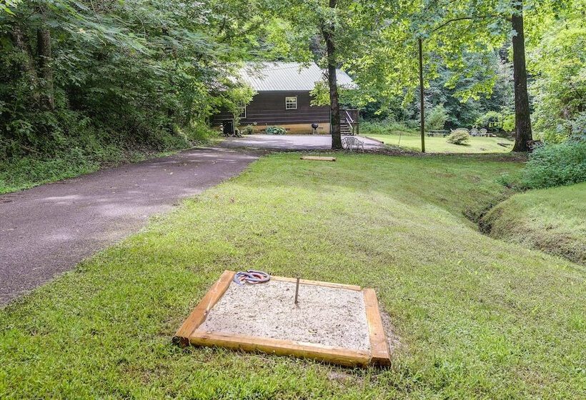 Sevierville Cabin W/ Hot Tub & Outdoor Amenities!