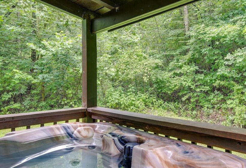 Sevierville Cabin W/ Hot Tub & Outdoor Amenities!