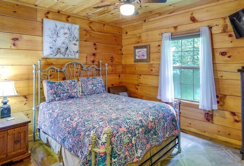 Sevierville Cabin W/ Hot Tub & Outdoor Amenities!