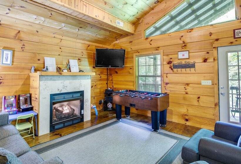 Sevierville Cabin W/ Hot Tub & Outdoor Amenities!