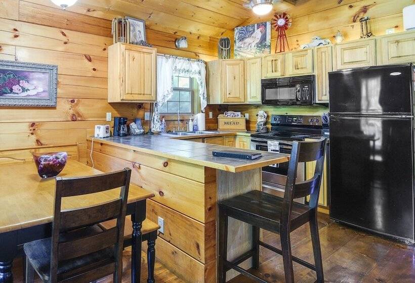 Sevierville Cabin W/ Hot Tub & Outdoor Amenities!
