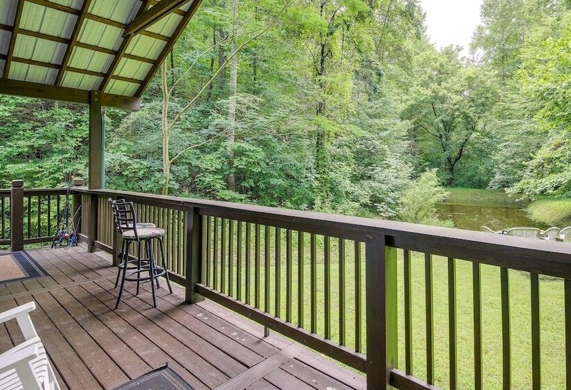 Sevierville Cabin W/ Hot Tub & Outdoor Amenities!