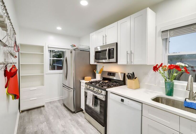 South Haven Oasis Private Hot Tub, Pool & Grill!