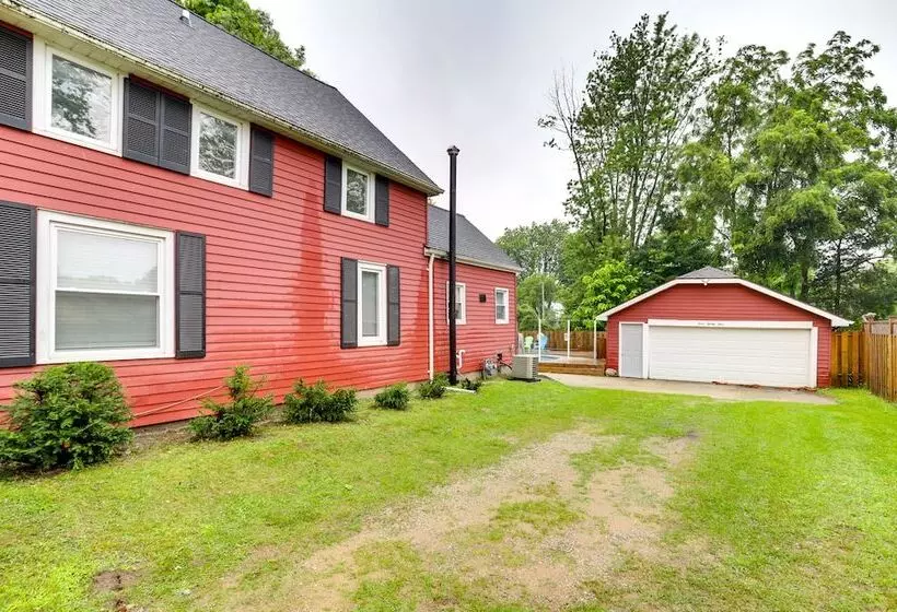 South Haven Oasis   Private Hot Tub, Pool & Grill!