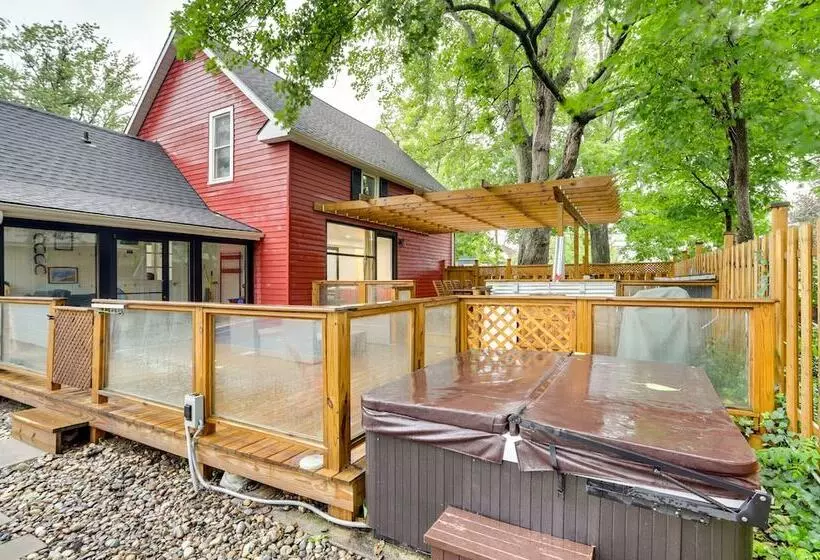 South Haven Oasis   Private Hot Tub, Pool & Grill!