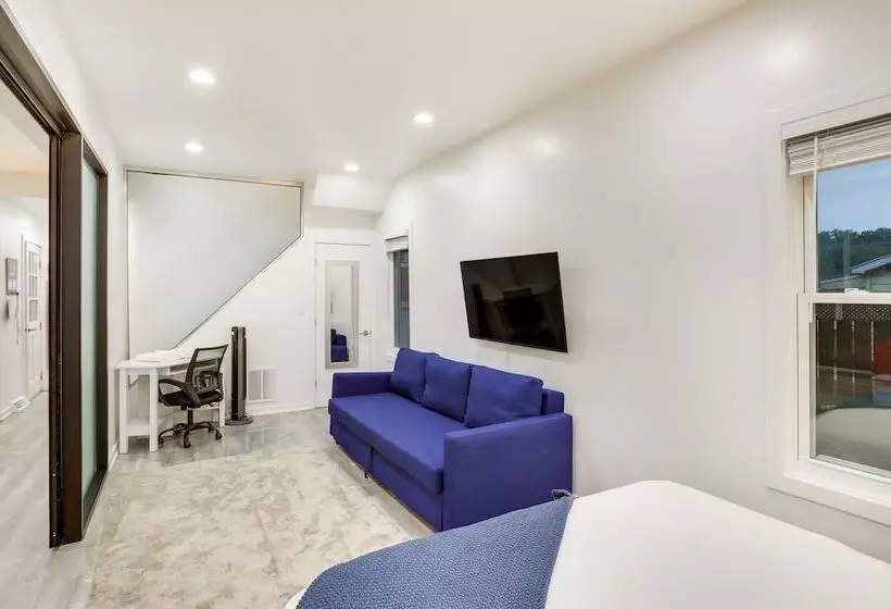 South Haven Oasis   Private Hot Tub, Pool & Grill!