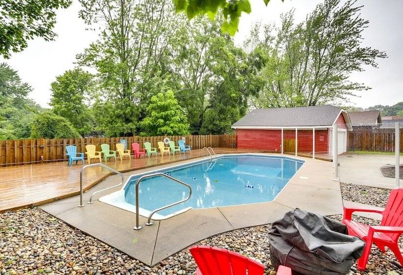 South Haven Oasis Private Hot Tub, Pool & Grill!