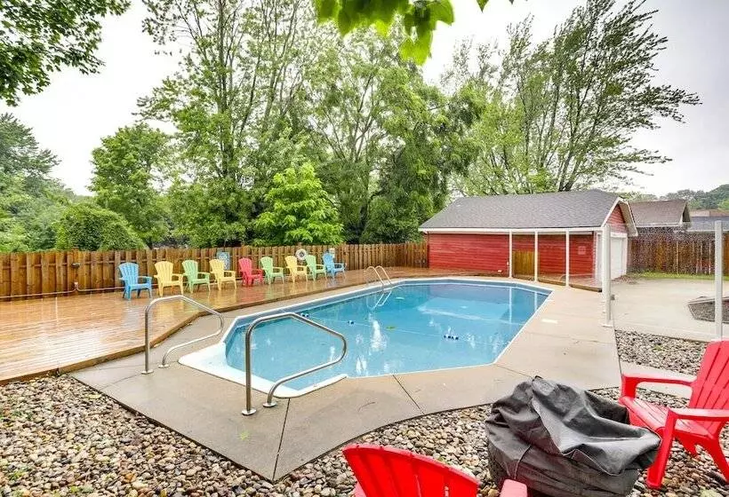 South Haven Oasis   Private Hot Tub, Pool & Grill!