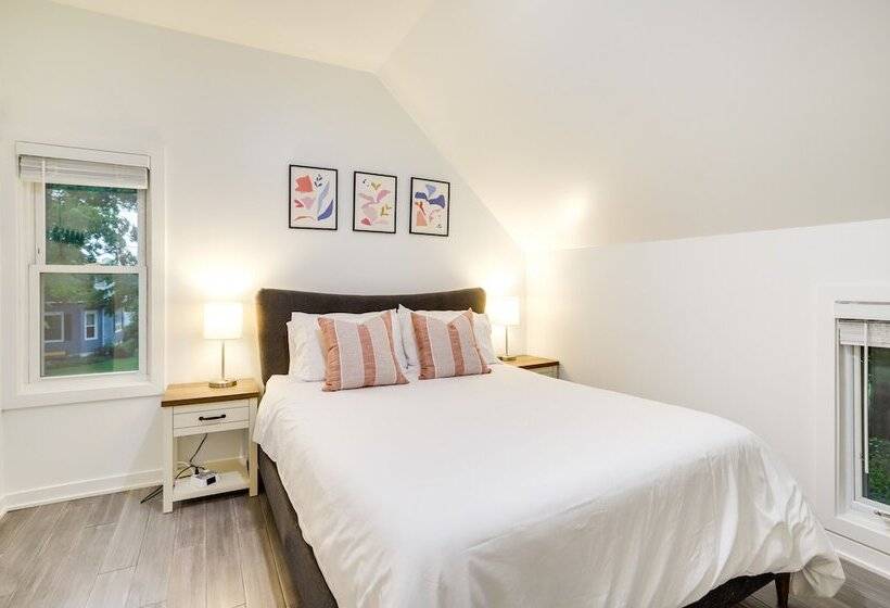 South Haven Oasis Private Hot Tub, Pool & Grill!