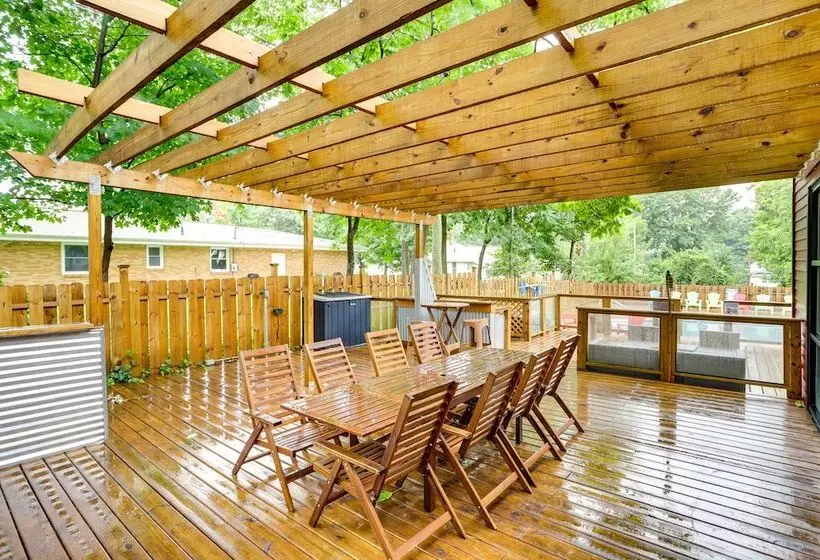 South Haven Oasis   Private Hot Tub, Pool & Grill!