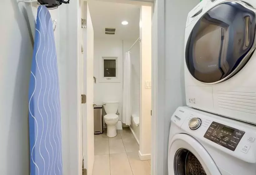 South Haven Oasis   Private Hot Tub, Pool & Grill!