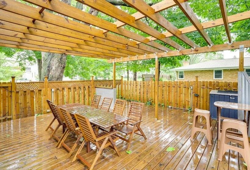 South Haven Oasis Private Hot Tub, Pool & Grill!