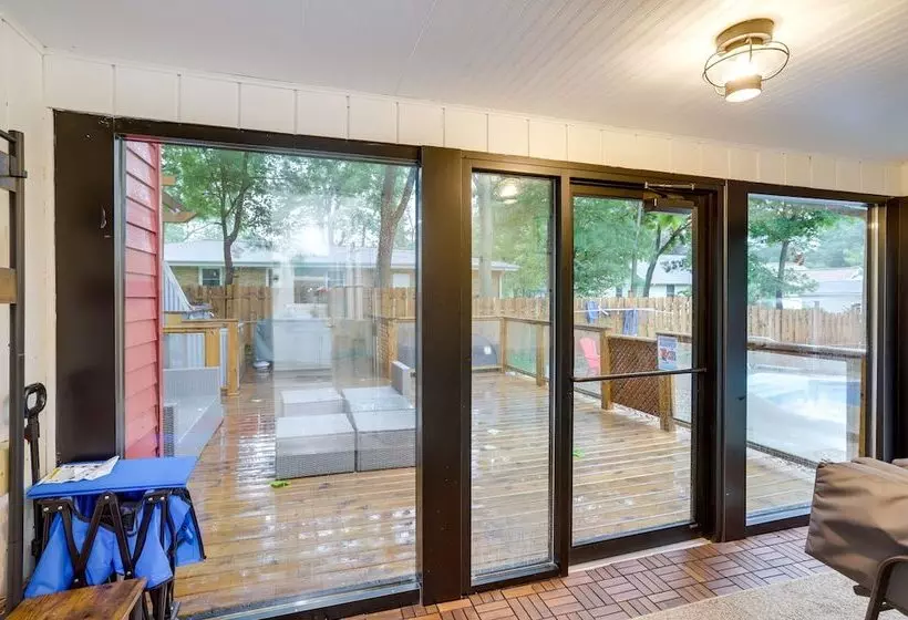 South Haven Oasis   Private Hot Tub, Pool & Grill!