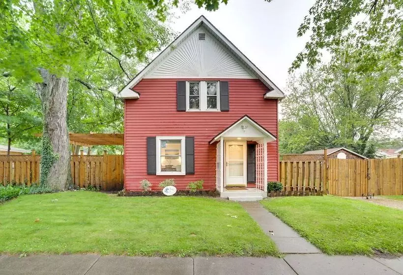 South Haven Oasis   Private Hot Tub, Pool & Grill!