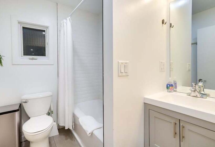 South Haven Oasis Private Hot Tub, Pool & Grill!