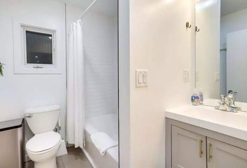 South Haven Oasis   Private Hot Tub, Pool & Grill!