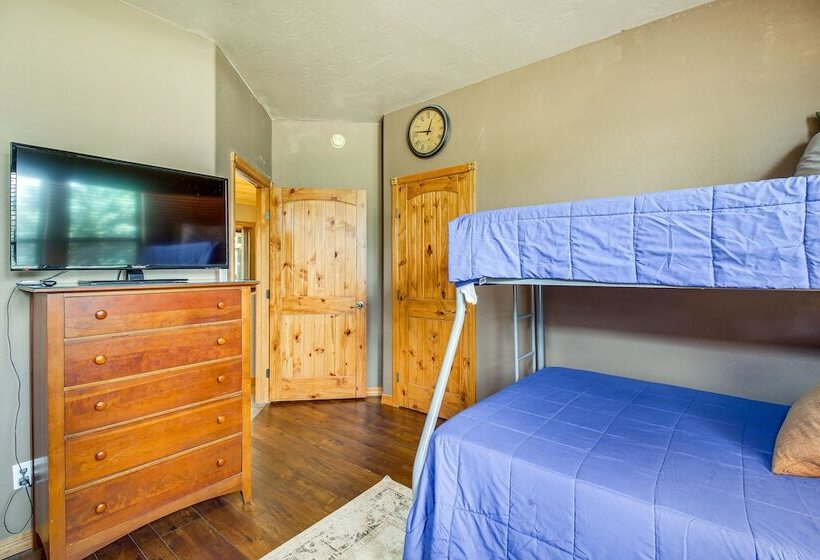 Spacious Torreon Cabin W/ Deck & Gas Grill!