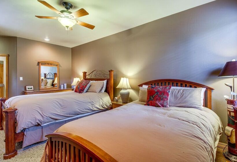 Spacious Torreon Cabin W/ Deck & Gas Grill!