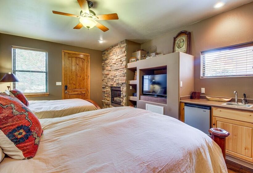 Spacious Torreon Cabin W/ Deck & Gas Grill!