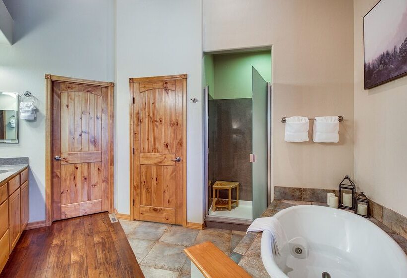 Spacious Torreon Cabin W/ Deck & Gas Grill!